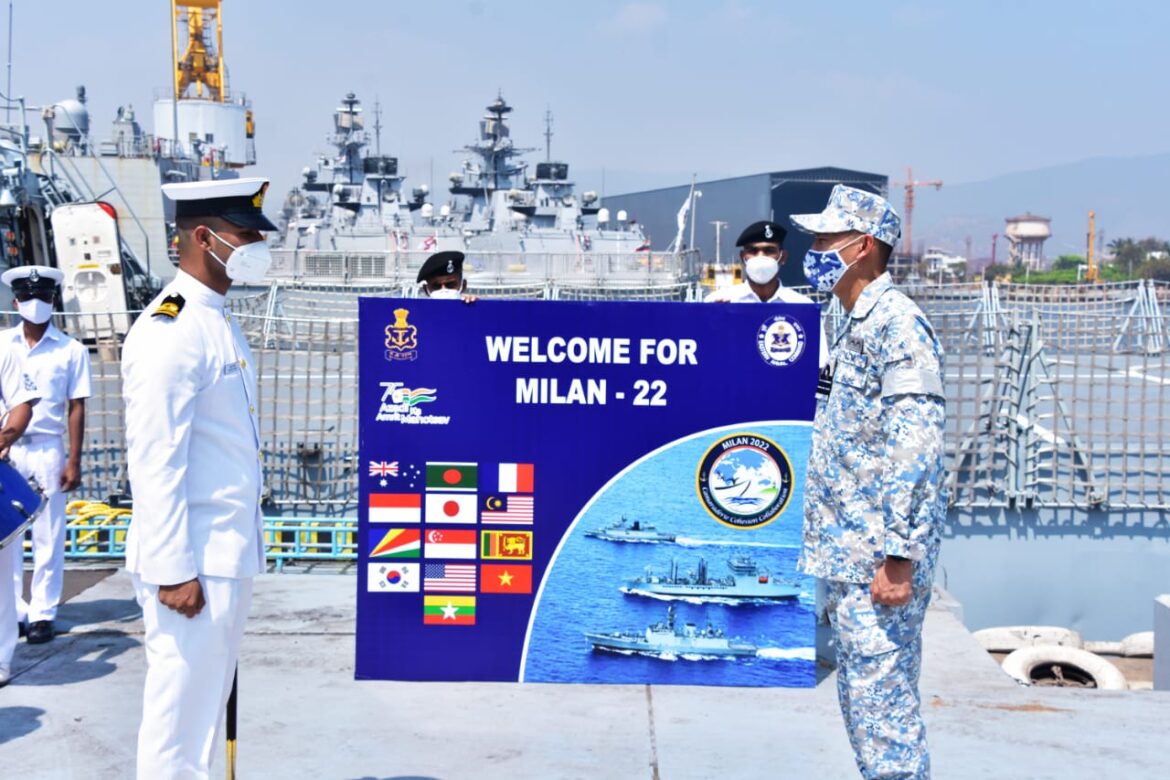 1. KDR MOHD REDUAN BIN AYOB TLDM, PEGAWAI MEMERINTAH KD LEKIU DIBERI PENGHORMATAN SETIBA DI VISAKHAPATNAM, INDIA