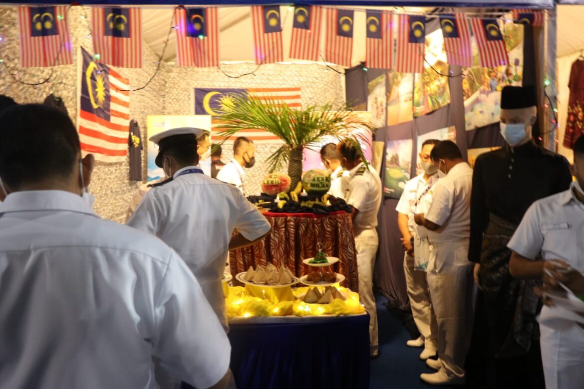 4. FESTIVAL KEBUDAYAAN DAN MAKANAN ANTARABANGSA DI PERKAMPUNGAN MILAN