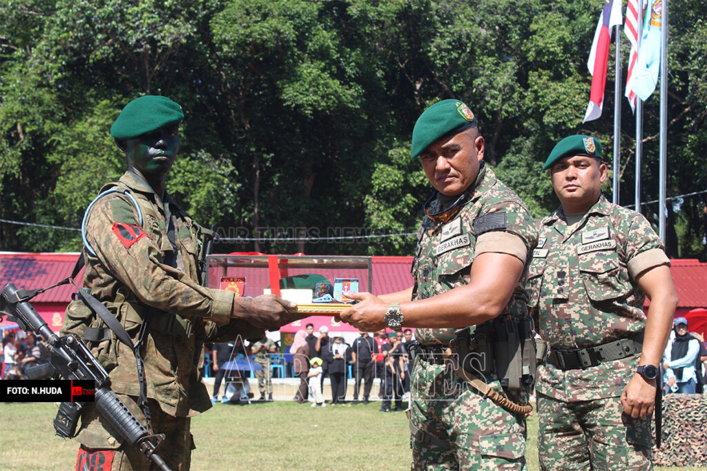 Leftenan Muda Awang Suhaili Udin telah dinobatkan sebagai Penuntut Terbaik Kursus Asas Komando Siri AK/3/2024. Foto: AirTimes/N.Huda