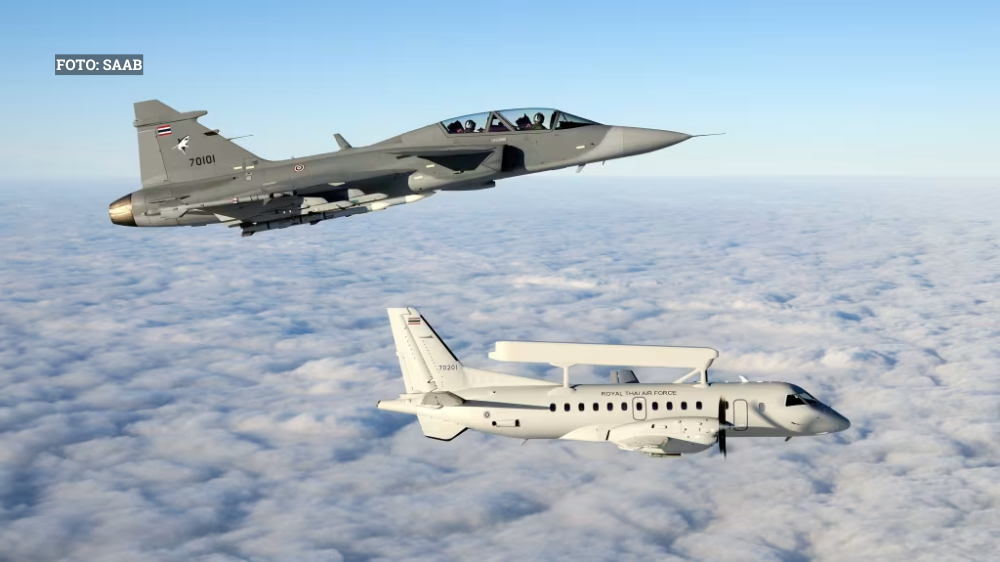 Pesawat Gripen dan Saab 340 AEW milik Thailand terbang dalam formasi operasi